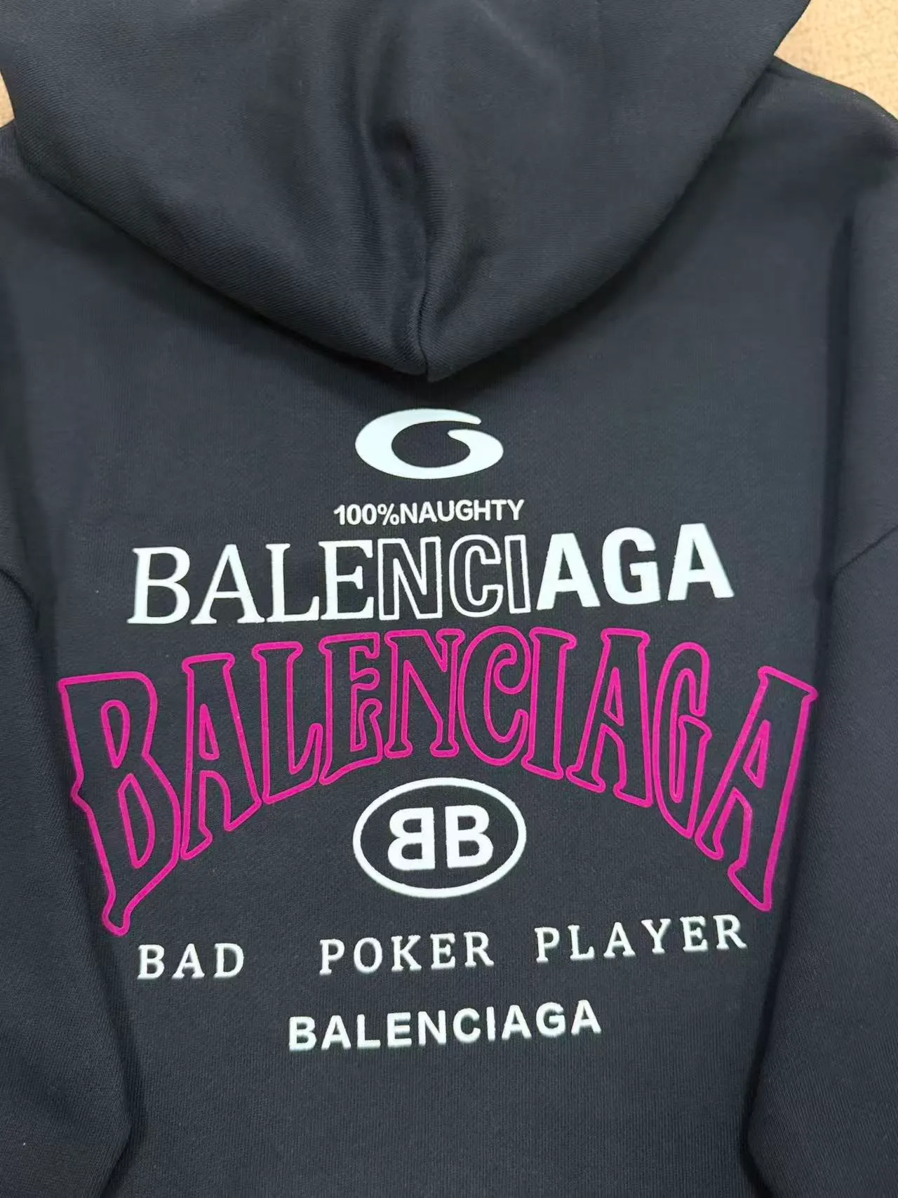 No. 2208 Style: Balenciaga Retro lettered hooded sweatshirt Color: Black, Cream White Version: Oversize loose shoulder, Same style for men and women, lazy and relaxed, covering the flesh and making you look slim Fabric: 430g high gram weight pure cotton terry fabric, soft and thick, with good drape, the upper body is not easy to wrinkle. Design highlights 1. White model: The small logo on the chest is simple and clean, minimalist and low-key style, and the daily Versatile is not picky. 2. Black model: Multi-layered Retro letter printing on the back, white rose red contrasting colors, strong layering, full of trendy atmosphere, the back printing is the visual focus of the entire dress. 3. Classic kangaroo pocket + adjustable drawstring brim, threaded cuffs and hem, Wear-Resistant is not easy to deform, and the workmanship is neatly routed. Wearing scenarios: Suitable for daily outings, commuting, and casual outings. Black is cool and stylish, and looks trendy when paired with jeans, wide-leg pants, and overalls; White is refreshing and simple, suitable for gentle casual style, and can also be worn as a couple's style. Washing and care tips: Machine wash/hand wash with cold water on the reverse side, do not rub the printed area vigorously, and dry in a cool place to avoid exposure to the sun, which may cause the print to crack and fade.
